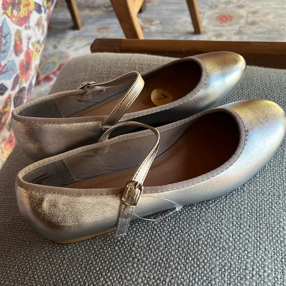 New Madden Girl silver Mary Jane ballet flats - Picture 3 of 9